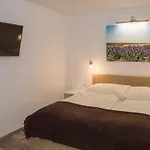 ابارتمنتهاوس رينات